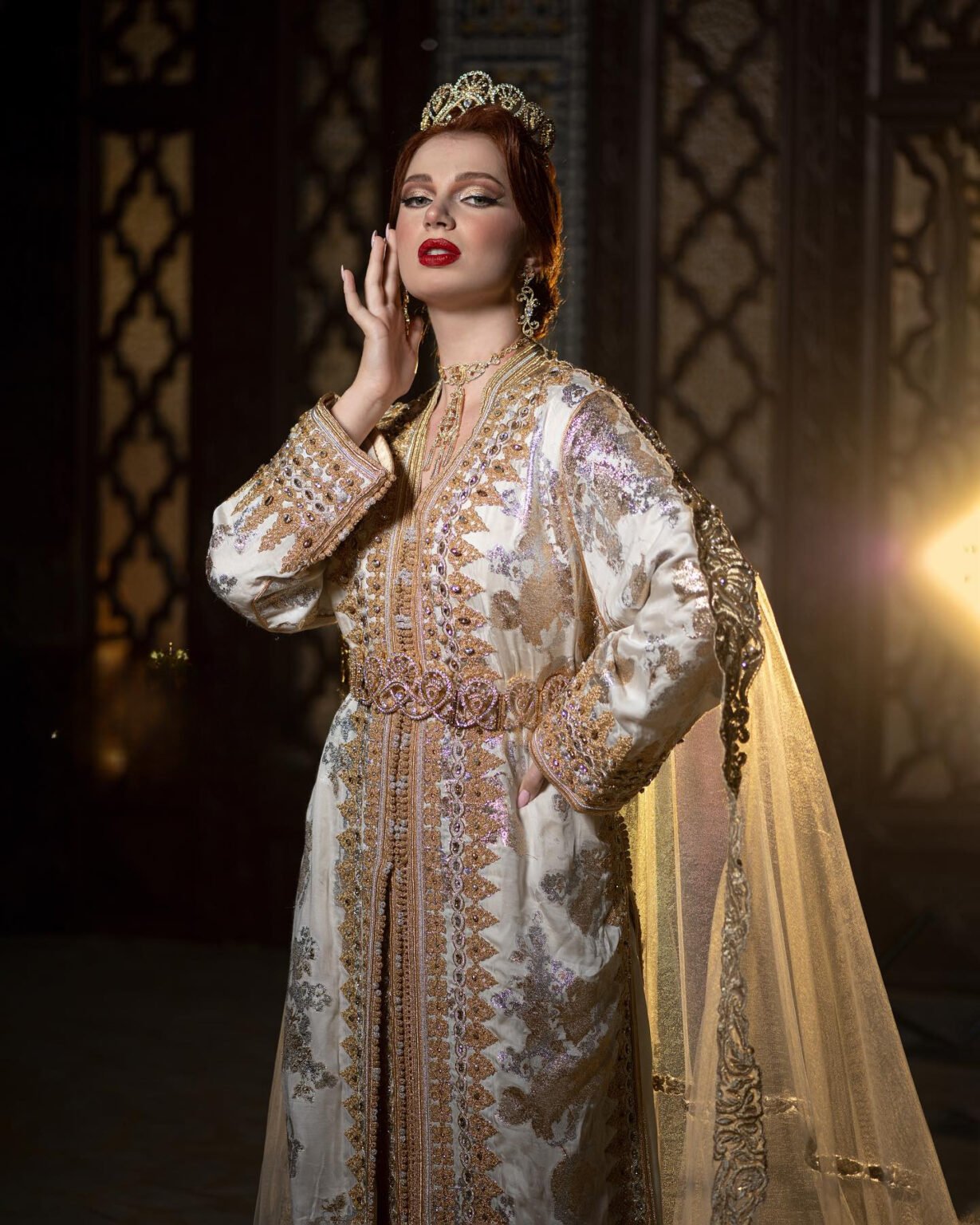 Une Histoire en Soie et en Perles : Nos caftans marocains sont confectionnés avec soin à partir de tissus luxueux, ornés de perles scintillantes et de broderies délicates. Chaque caftan raconte une histoire d'amour et de tradition